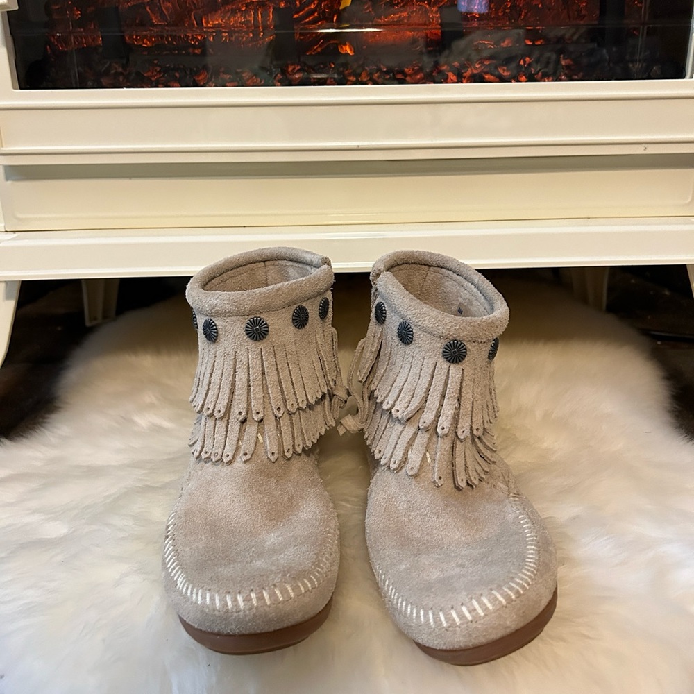 Minnesota Double Fringe Side Zip Boot Suede Cream Size 6